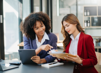 Woman mentoring a female colleague
